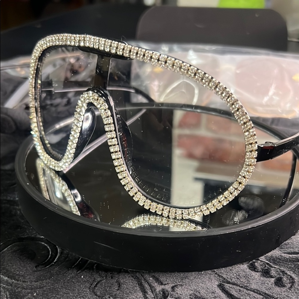 Elegant Rhinestone-Embellished Black Sunglasses